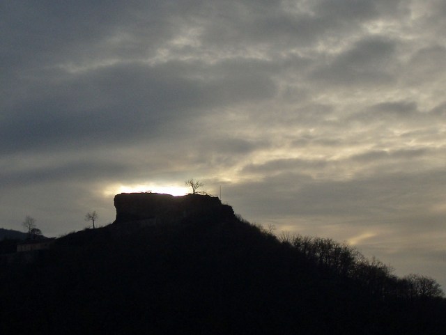die Saffenburg im Abendlicht