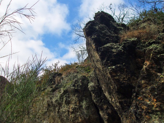 Felsen und ein wenig blauer Himmel