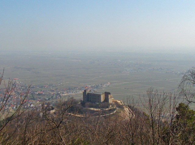 Blick hinab auf das Schloss Hambach