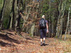 in hochgekrempelter Hose