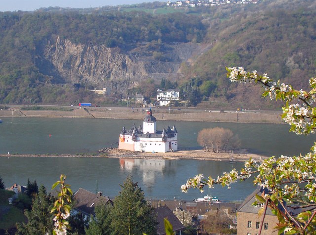 Blick von oben auf Burg Pfalzgrafenstein