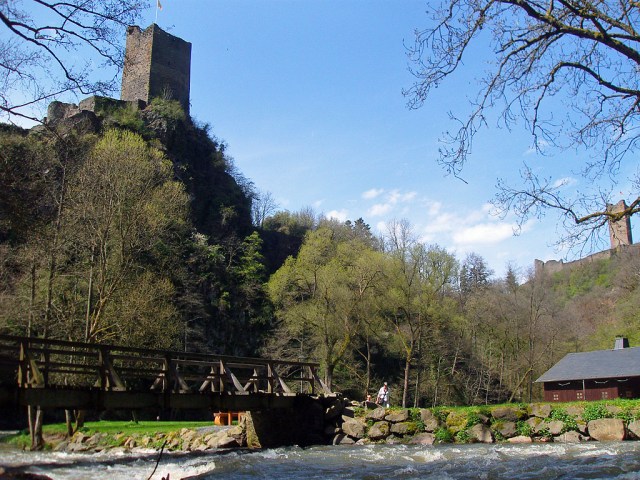 Beeindruckender Blick von der Lieser auf die Niederburg