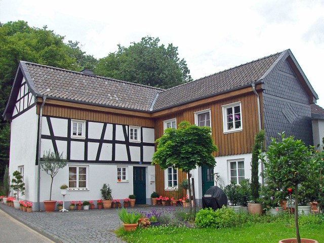 eins der Häuser in Auel