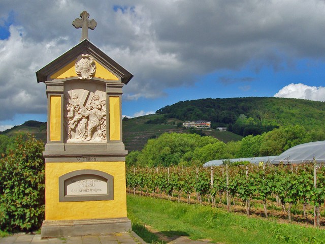 Kreuzwegstation am Kloster Calvarienberg mit Blick auf das Hotel Hohenzollern