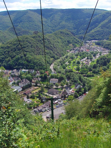 hier gehts steil runter - unterhalb der stillgelegten Seilbahn hier gehts steil runter - unterhalb der stillgelegten Seilbahn