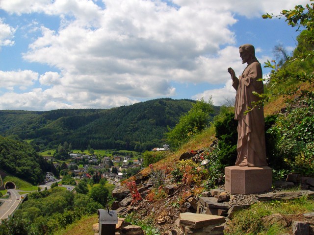 Die Jesusstatue an den alten Weinbergen mit Blick auf Kreuzberg Die Jesusstatue an den alten Weinbergen mit Blick auf Kreuzberg