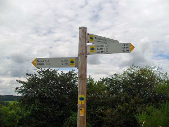 Wegemarkierung vor dem Landesblick Wegemarkierung vor dem Landesblick