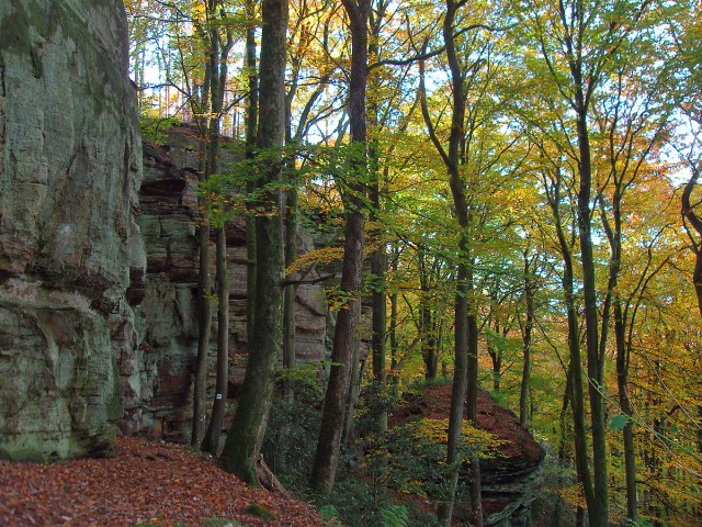 Vorbei an den Felsformationen