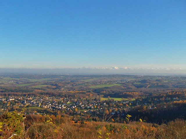 Blick Richtung Westerwald - Herrlich bunt ist es noch