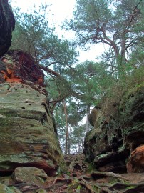 Pfad zwischen den Felsen