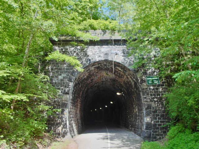 es geht durch den Tunnel