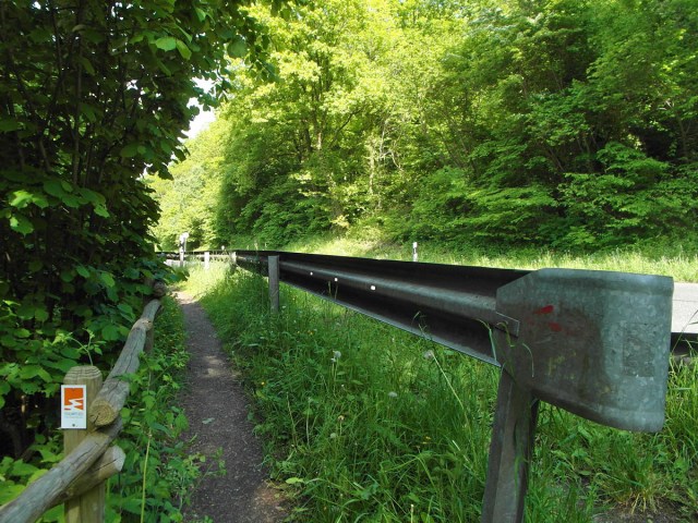 an der Straße entlang