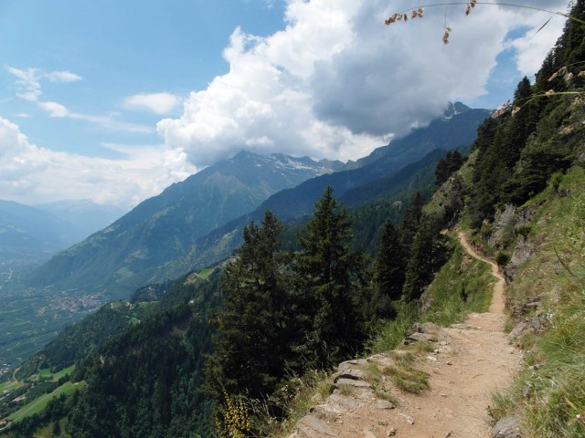 Schmale Pfade und Blick ins Vinschgau
