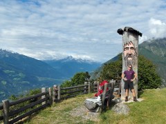 Rast mit Holzmann in der Sonne