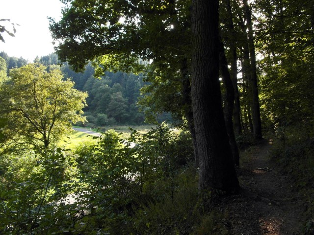 Pfad oberhalb der Straße