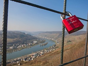 Liebesschlösser am Gitter